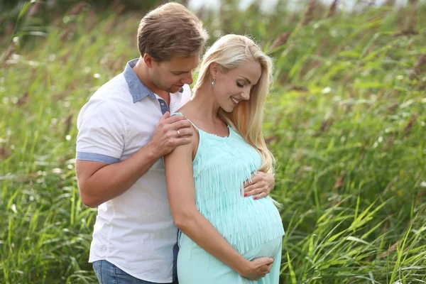 Zwangere Vrouw Strand Met Echtgenoot Liefde Verwachting Van Geboorte — Stockfoto