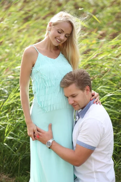 Zwangere Vrouw Strand Met Echtgenoot Liefde Verwachting Van Geboorte — Stockfoto