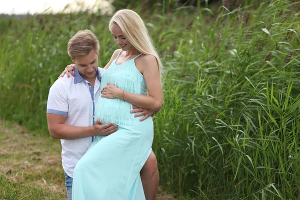 Zwangere Vrouw Strand Met Echtgenoot Liefde Verwachting Van Geboorte — Stockfoto