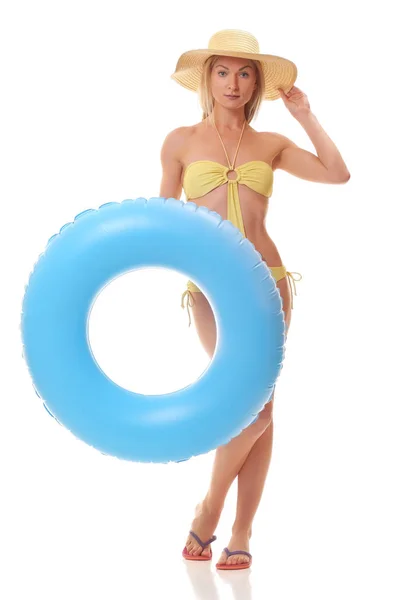 Femelle en bikini tenant un anneau de natation — Photo