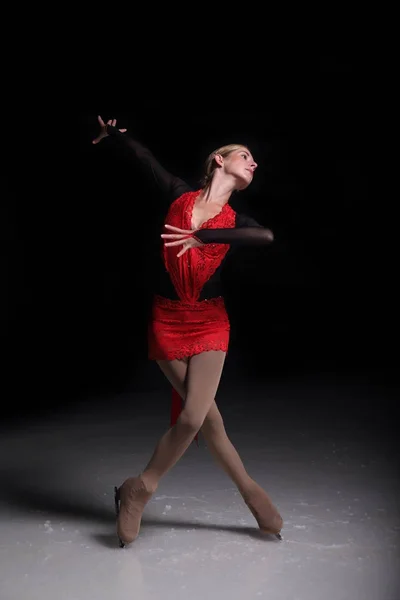 Skating girl dancing and ice skating — Stock Photo, Image