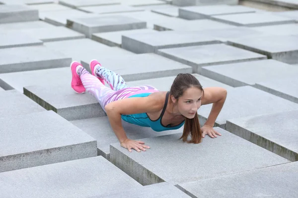 Jovem forte atlético menina fazendo flexões — Fotografia de Stock