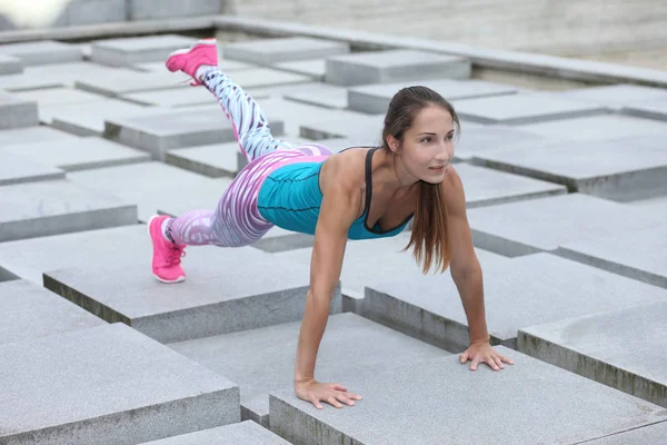 Jovem forte atlético menina fazendo flexões — Fotografia de Stock