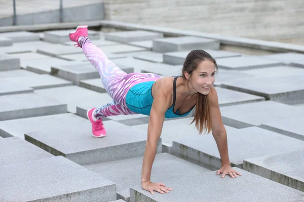 genç güçlü atletik kız şınav