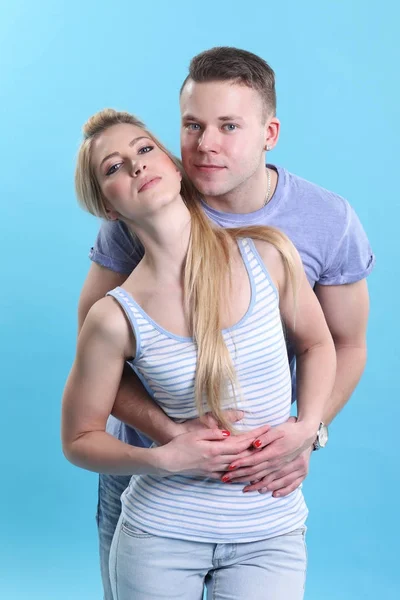 Belo casal apaixonado posando juntos — Fotografia de Stock