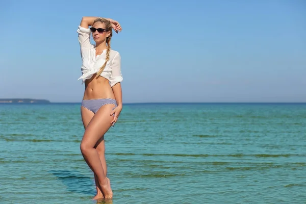 Sexy Frau im Bikini und weißem Hemd — Stockfoto