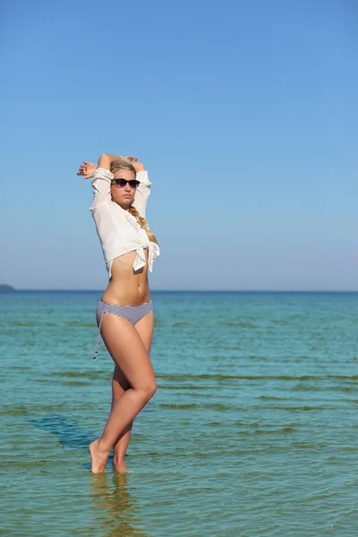 Bikini ve Beyaz gömlekli seksi kadın — Stok fotoğraf