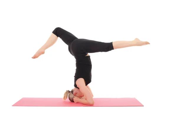 Mulher bonita fazendo exercícios de ioga — Fotografia de Stock