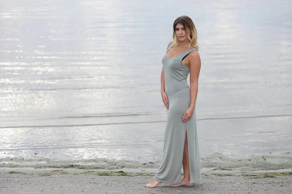 Sexy kobieta na ocean w sukience — Zdjęcie stockowe