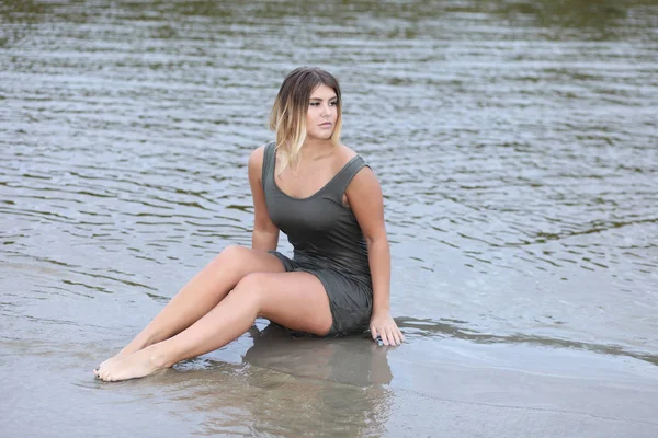 水のドレスでセクシーな女の子 — ストック写真