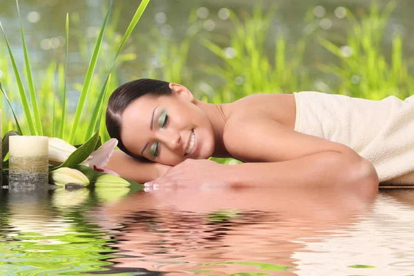 Sommer Porträt Mädchen im Kleid — Stockfoto