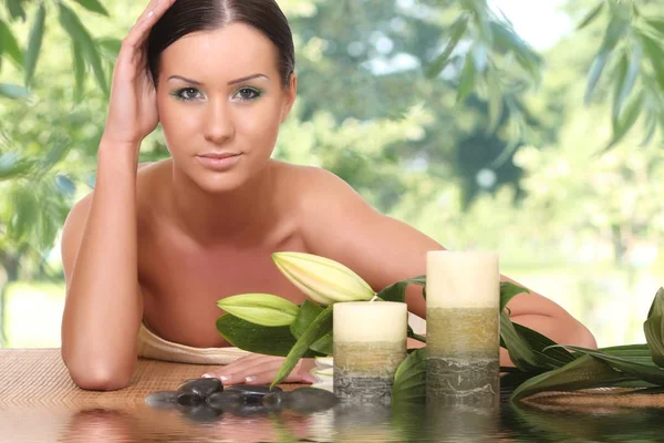 Mujer relajante en el spa, con reflexión sobre el agua —  Fotos de Stock