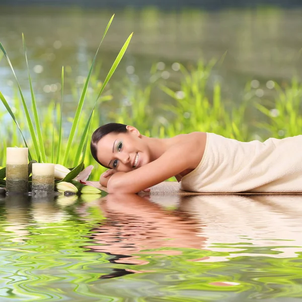 Woman relaxing in spa — Stock Photo, Image