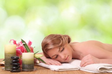 Sağlıklı beyaz kız rahatlatıcı Spa salonda.