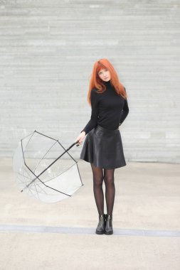 bir şemsiye ile şirin Kızıl saçlı kız