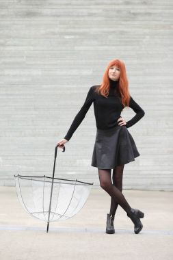 bir şemsiye ile şirin Kızıl saçlı kız