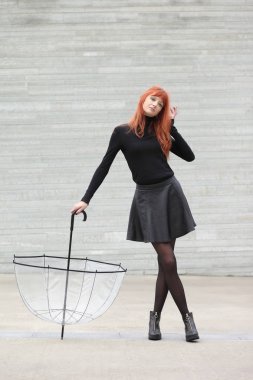 bir şemsiye ile şirin Kızıl saçlı kız