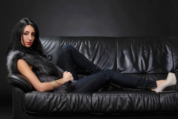 Sexig tjej på soffan — Stockfoto