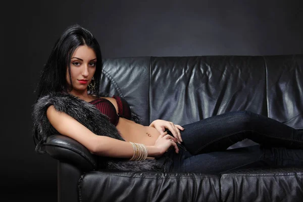 Σέξι κορίτσι στον καναπέ — Φωτογραφία Αρχείου