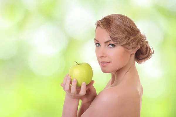 Donna positiva con una mela verde — Foto Stock