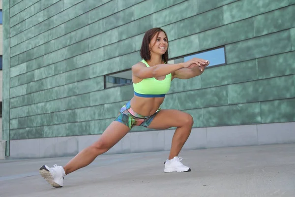 Fille de remise en forme avec une figure de sport faisant étirement — Photo