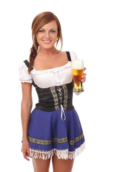 Schöne junge lächelnde Frau gibt Bier — Stockfoto
