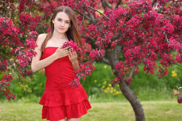 Giovane donna felice a piedi — Foto Stock