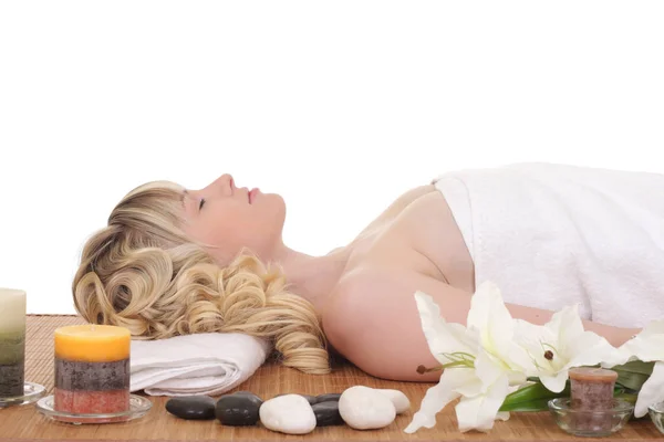 Gezonde Kaukasische meisje ontspannen In de Spa Salon. — Stockfoto