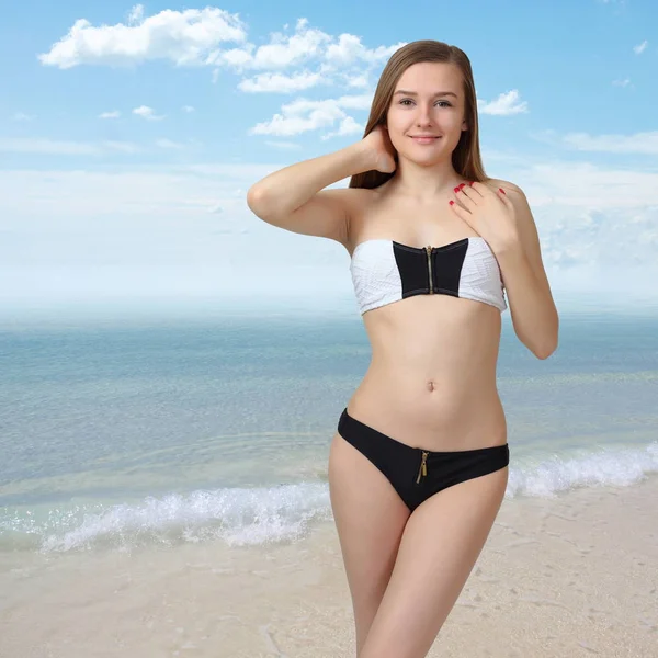 Frau in Sonne und Bikini am Strand — Stockfoto