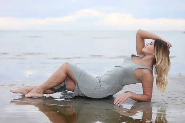 Sexy Mädchen im Wasser in einem Kleid — Stockfoto