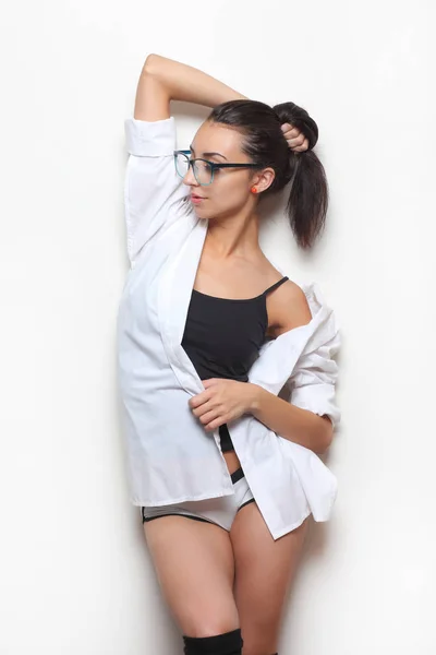 Sexy módní model dívka, která nosí brýle — Stock fotografie