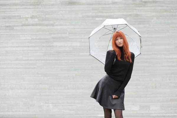 Mignonne fille rousse avec un parapluie — Photo