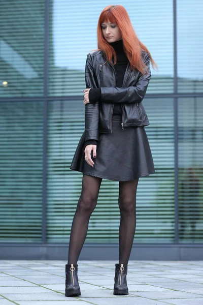 deri ceket ve etek güzel kadın