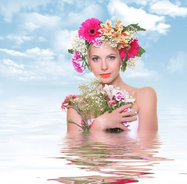 Retrato de uma menina bonita com um hairdress de flores — Fotografia de Stock