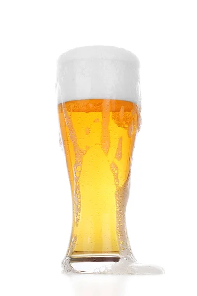 Bicchiere freddo di birra con gocce d'acqua — Foto Stock
