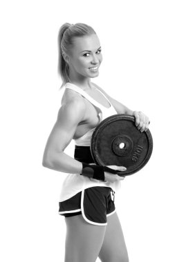 Atletik kadının ağırlıkları ile egzersiz yapması