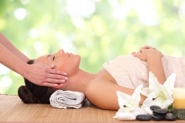 Sağlıklı beyaz kız rahatlatıcı Spa salonda.