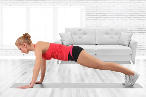 Beautiful woman in sportswear doing stretching — Stock Photo, Image