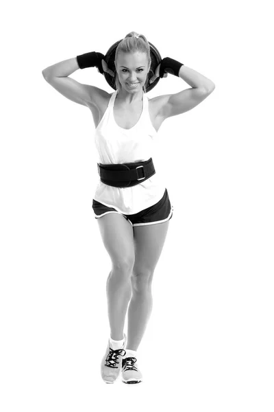 Спортивная женщина занимается спортом с гирями — стоковое фото