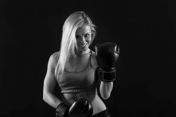 Mujer hermosa con los guantes de boxeo — Zdjęcie stockowe