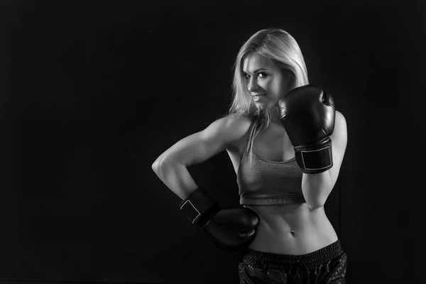 Belle femme avec les gants de boxe — Photo