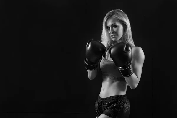 Mujer hermosa con los guantes de boxeo — Zdjęcie stockowe