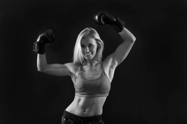 Krásná žena s Boxerské rukavice — Stock fotografie