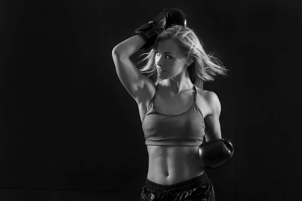 Belle femme avec les gants de boxe — Photo