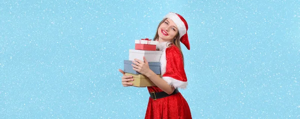 รูปภาพของสาวสวยเซ็กซี่ใส่เสื้อผ้าซานตาคลอส — ภาพถ่ายสต็อก