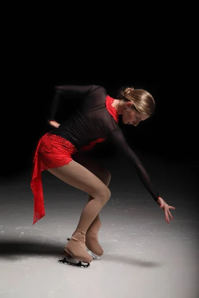 Skating girl dancing and ice skating — Stock Photo, Image