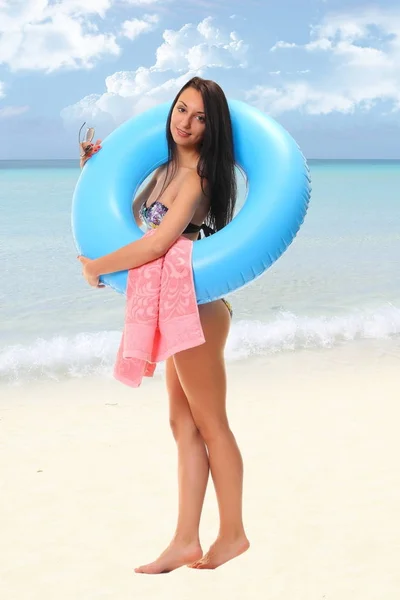 Žena v plavkách drží kroužek plavání — Stock fotografie