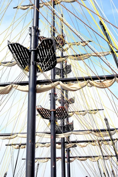 Ship mast with folded sails — Stock Photo, Image