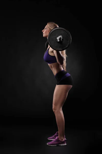 Woman lifting weight — Stock Photo, Image