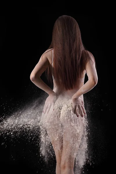 Mulher sexy em linho manchado com farinha — Fotografia de Stock